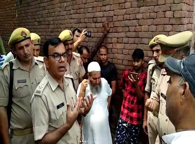 मुजफ्फरनगर: हिंदू परिवारों का पलायन, लिखा- मकान बिकाऊ है