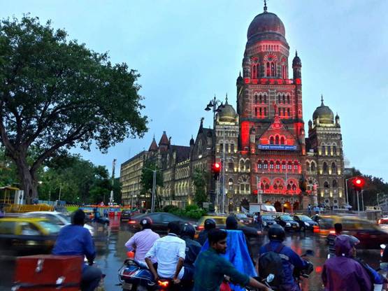मुंबई: रंगीन रोशनी से जगमगाया BMC हेडक्वार्टर, 125 साल हो रहे पूरे