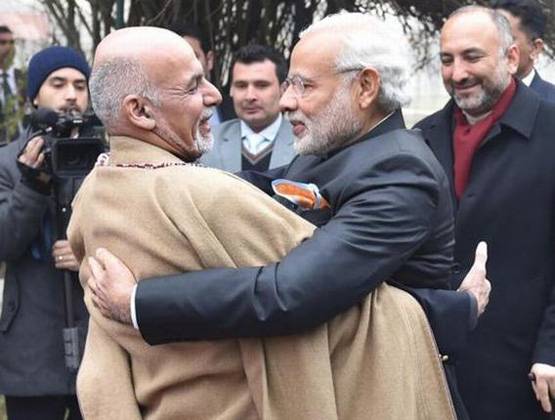 मोदी ने दुनिया के इन नेताओं को लगाया गले, अब राहुल खुद गले पड़े!