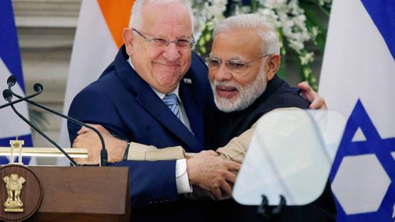 मोदी ने दुनिया के इन नेताओं को लगाया गले, अब राहुल खुद गले पड़े!