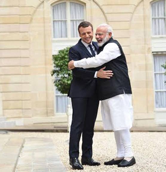 मोदी ने दुनिया के इन नेताओं को लगाया गले, अब राहुल खुद गले पड़े!