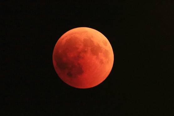 PHOTOS: देखते ही देखते सफेद चांद हो गया 'ब्लड मून'