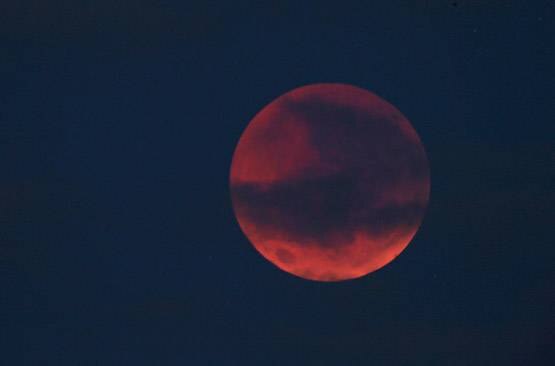 PHOTOS: देखते ही देखते सफेद चांद हो गया 'ब्लड मून'