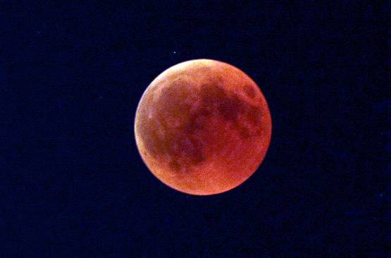 PHOTOS: देखते ही देखते सफेद चांद हो गया 'ब्लड मून'