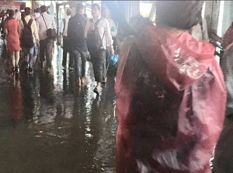 मुंबई: भारी बारिश से लोकल ठप, मोटर लगाकर निकाला जा रहा पानी