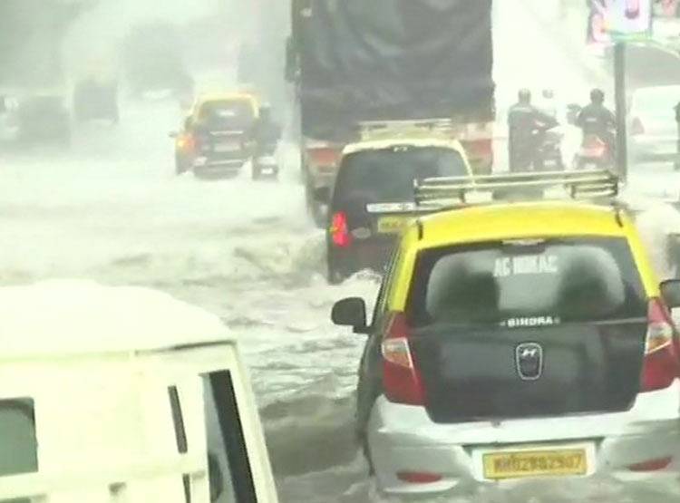 मुंबई: भारी बारिश से लोकल ठप, मोटर लगाकर निकाला जा रहा पानी
