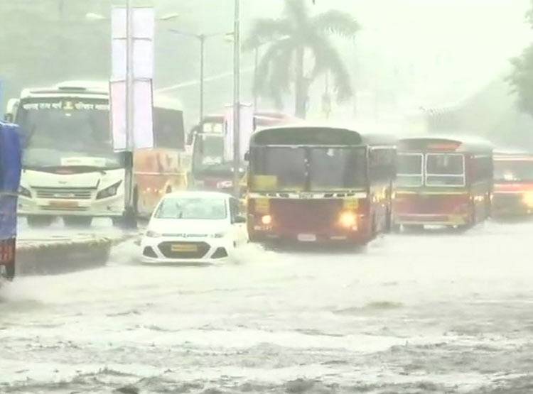 मुंबई: भारी बारिश से लोकल ठप, मोटर लगाकर निकाला जा रहा पानी