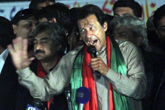 आज भी PAK में कम नहीं हुआ माधुरी का ग्लैमर, यूं मांग रहे हैं वोट