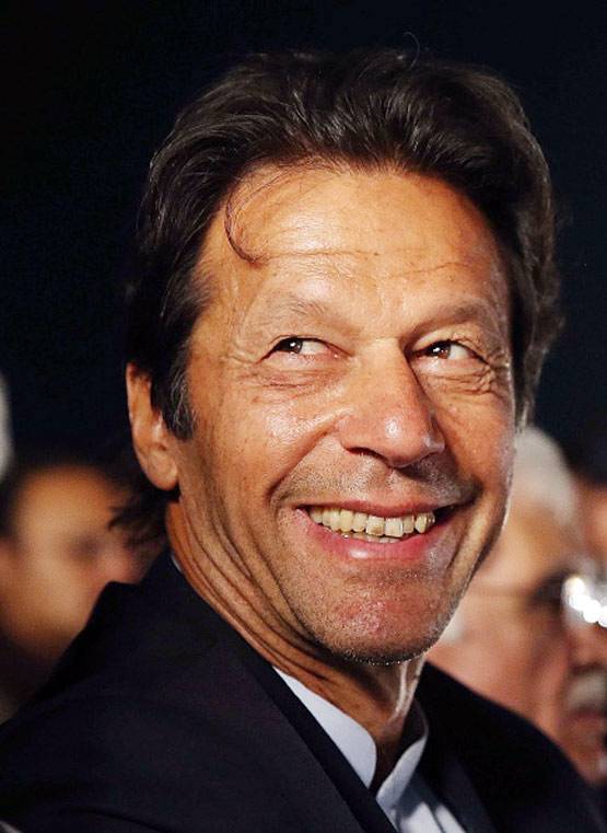 आज भी PAK में कम नहीं हुआ माधुरी का ग्लैमर, यूं मांग रहे हैं वोट