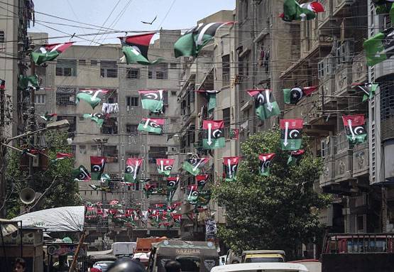 आज भी PAK में कम नहीं हुआ माधुरी का ग्लैमर, यूं मांग रहे हैं वोट