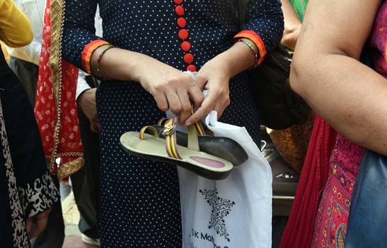 कैंची से काटे कुर्ते के बाजू, वसुंधरा सरकार पर भड़कीं लड़कियां