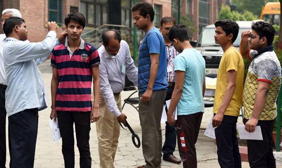 कैंची से काटे कुर्ते के बाजू, वसुंधरा सरकार पर भड़कीं लड़कियां