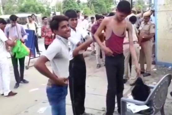 राजस्थान: परीक्षा सेंटर के बाहर महिलाओं के काटे कपड़े, इंटरनेट बंद
