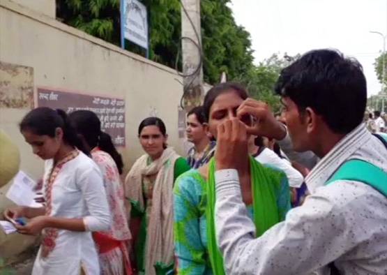 कैंची से काटे कुर्ते के बाजू, वसुंधरा सरकार पर भड़कीं लड़कियां