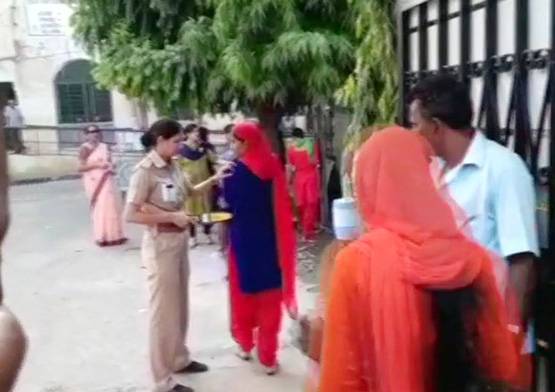 कैंची से काटे कुर्ते के बाजू, वसुंधरा सरकार पर भड़कीं लड़कियां