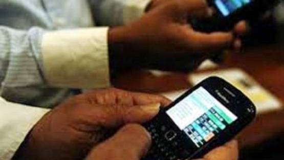 कैंची से काटे कुर्ते के बाजू, वसुंधरा सरकार पर भड़कीं लड़कियां