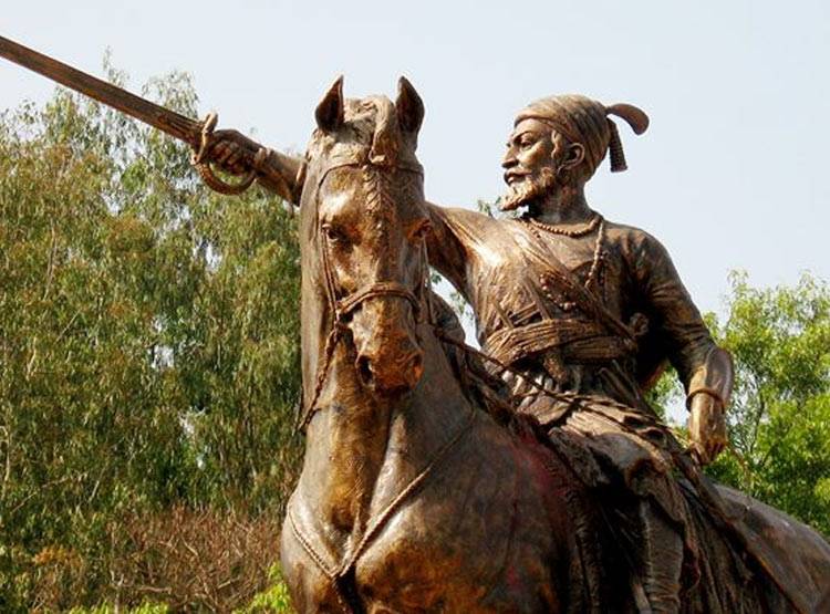 ऐसा क्यों सरकार? सबसे ऊंची प्रतिमा के शिवाजी छोटे, बढ़ी तलवार!