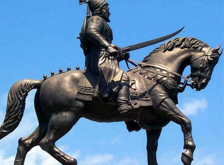 ऐसा क्यों सरकार? सबसे ऊंची प्रतिमा के शिवाजी छोटे, बढ़ी तलवार!