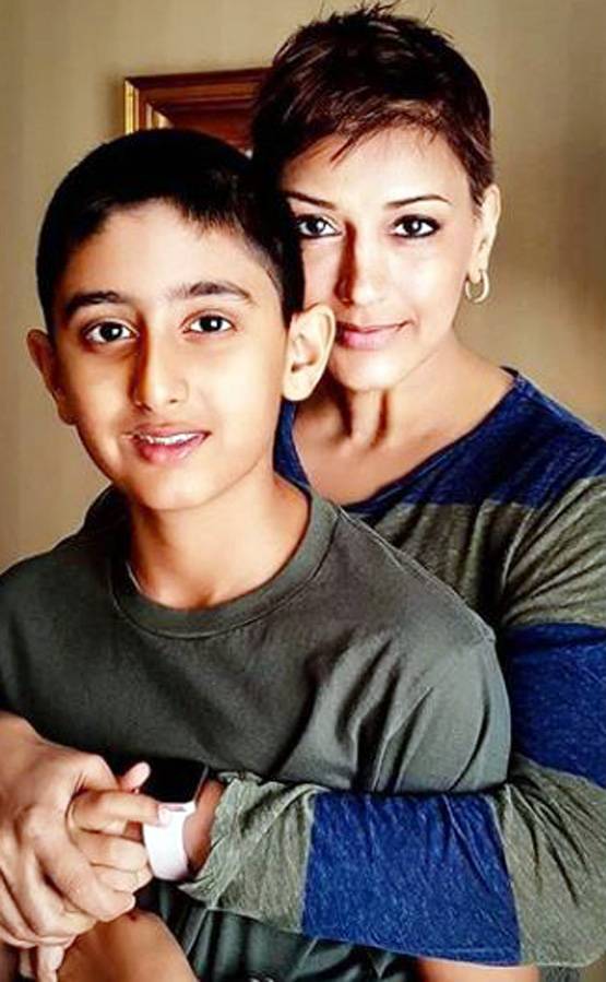 कैंसर से सोनाली की जंग, मां की बीमारी से बदल गया 12 साल का बेटा