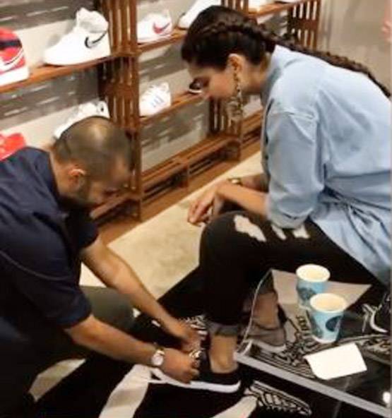 पति आनंद ने पहनाए सोनम को जूते, गोद में उठाकर यूं दिए Candid पोज