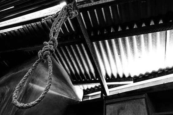 कहीं आस्था-कहीं अत्याचार, जब मौत को गले लगा बैठा पूरा परिवार