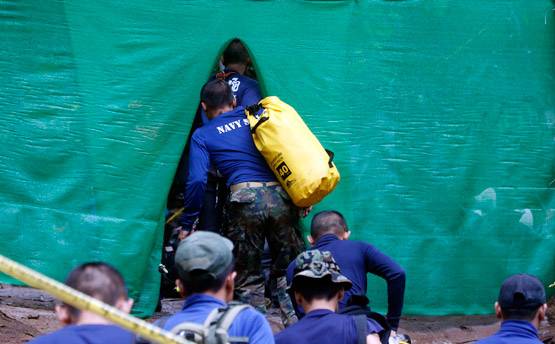 थाईलैंड की गुफा में पहुंचे खरबपति एलन मस्क, दिया मिनी 'सबमरीन'