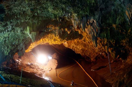 थाईलैंड की गुफा में पहुंचे खरबपति एलन मस्क, दिया मिनी 'सबमरीन'