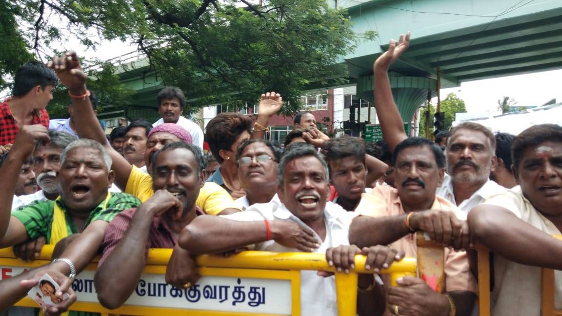 जैसे ही आई करुणानिधि के निधन की खबर, समर्थकों में मची चीख-पुकार