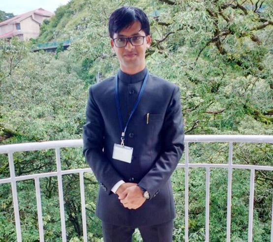 21 की उम्र में बने IAS, पिता चलाते हैं ऑटो रिक्शा