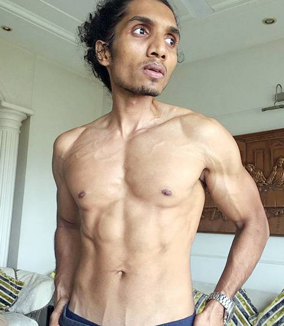 PHOTOS: 6 पैक एब्‍स बनाकर डेब्‍यू को तैयार जॉनी लीवर के बेटे