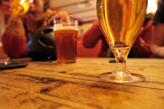 Beer Day: क्या सच में विदेशी भाषा बोलने में शराब से मिलती है मदद?