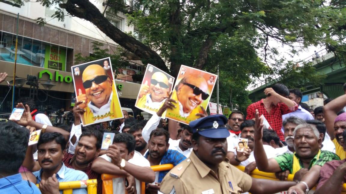 जैसे ही आई करुणानिधि के निधन की खबर, समर्थकों में मची चीख-पुकार