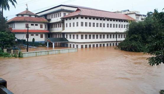 केरल में 29 की मौत, तस्‍वीरों में देखें बाढ़ ने कैसे बरपाया कहर