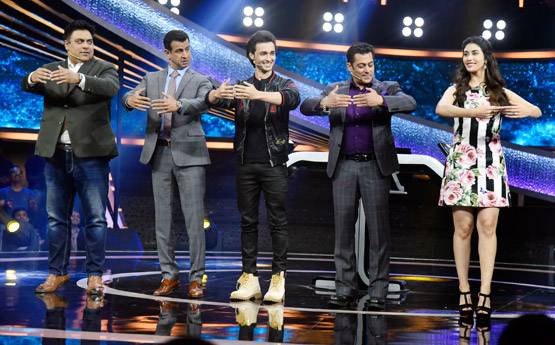 शो में लवरात्रि का प्रमोशन, जीजा आयुष संग सलमान ने किया गरबा