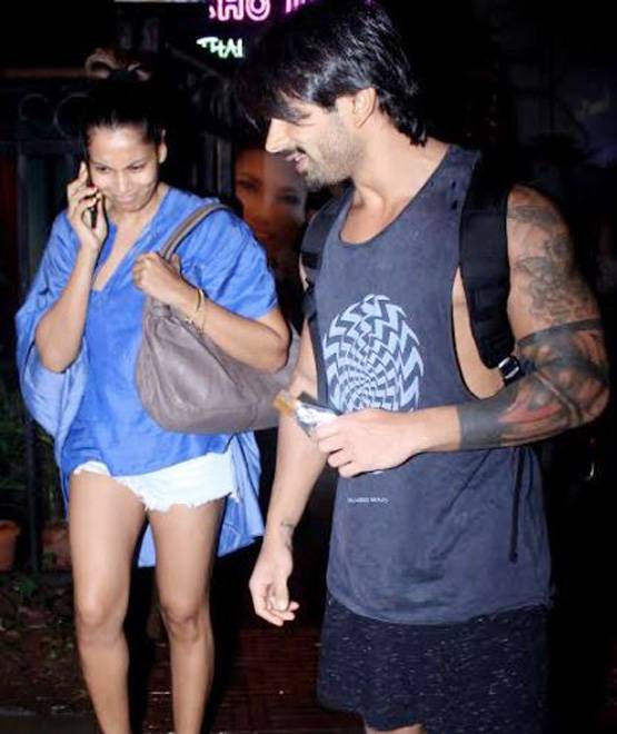 No Makeup लुक में दिखीं बिपाशा, पति करण भी थे साथ, Photos