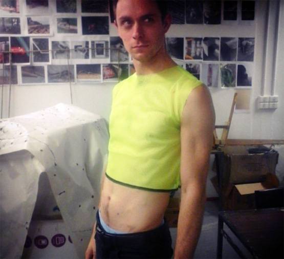 अब लड़कों के लिए आए आधी बनियान से भी छोटे क्रॉप टॉप!