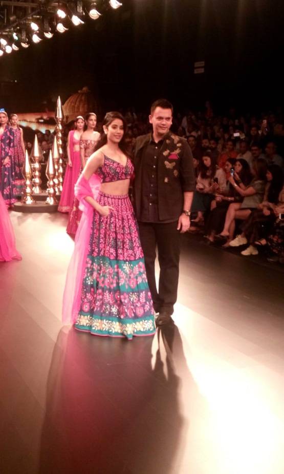 PHOTOS: पहली बार रैम्प पर उतरीं जाह्नवी कपूर, बजी सीटियां