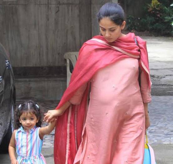 मां मीरा राजपूत का हाथ पकड़े यूं स्कूल पहुंचीं मीशा, Photos वायरल