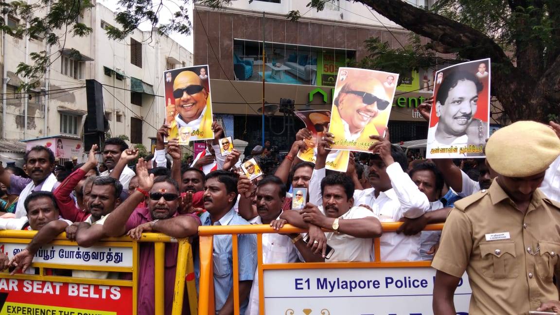 जैसे ही आई करुणानिधि के निधन की खबर, समर्थकों में मची चीख-पुकार