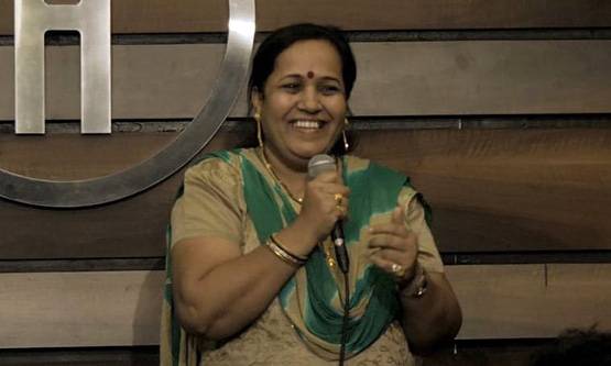 कामवाली बाई बनी कॉमेडियन, अमीर मालकिनों का मजाक बनाकर हुईं हिट