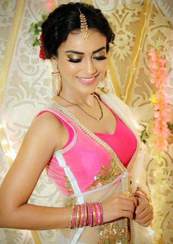 नागिन से ज्यादा स्टाइलिश हैं उनकी सास, मौनी के आगे फेल है लुक