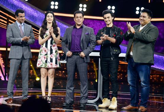 शो में लवरात्रि का प्रमोशन, जीजा आयुष संग सलमान ने किया गरबा