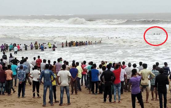 गुजरात: समुद्र में ह्यूमन चेन बनाकर बचाई मछुआरों की जान, PICS