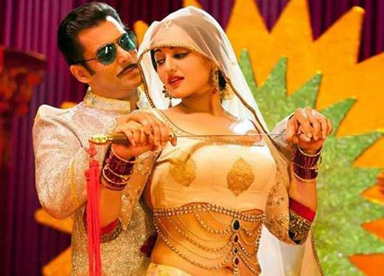 मौनी की तरह इनकी डेब्यू मूवी ने भी कमाए 100 Cr, आज हैं फ्लॉप