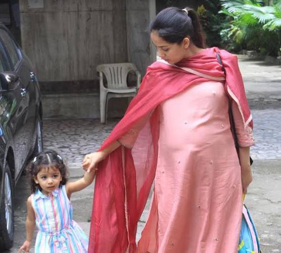 मां मीरा राजपूत का हाथ पकड़े यूं स्कूल पहुंचीं मीशा, Photos वायरल