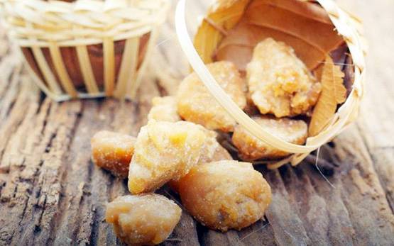 सावधान! ज्यादा गुड़ खाने से सेहत को हो सकते हैं ये नुकसान