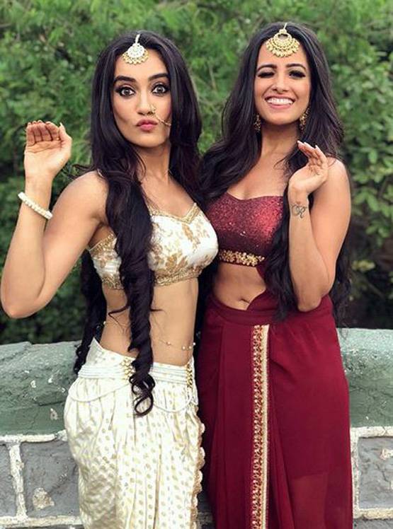 नागिन से ज्यादा स्टाइलिश हैं उनकी सास, मौनी के आगे फेल है लुक