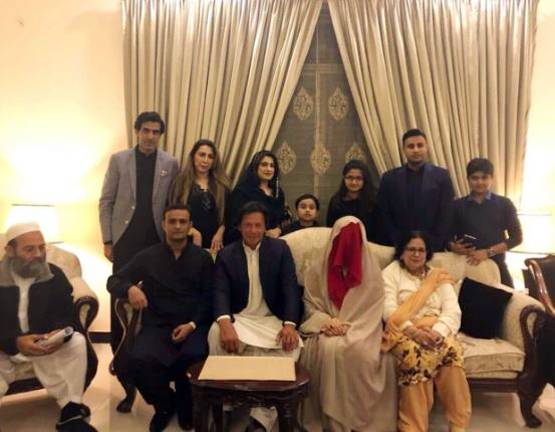 लड़कियों के बीच रहे मशहूर, कुछ ऐसी है PAK PM इमरान की जिंदगी