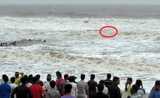 गुजरात: समुद्र में ह्यूमन चेन बनाकर बचाई मछुआरों की जान, PICS