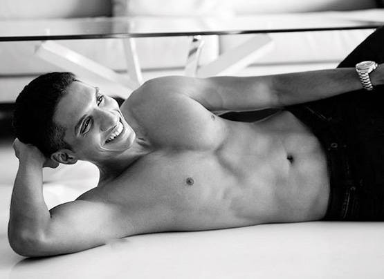 PHOTOS: 6 पैक एब्‍स बनाकर डेब्‍यू को तैयार जॉनी लीवर के बेटे